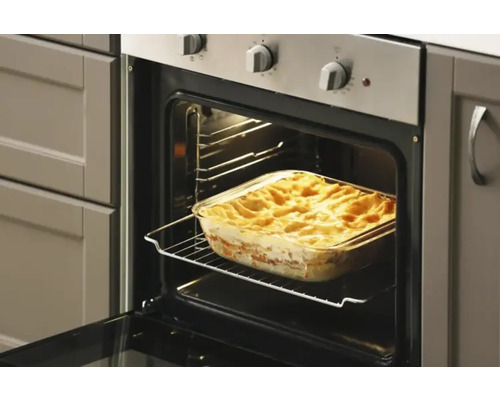 Open oven met ovenschotel op een rooster.