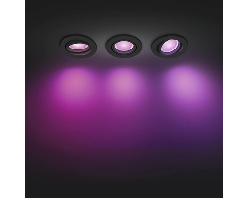 Drie plafondinbouwspots met gekleurde verlichting