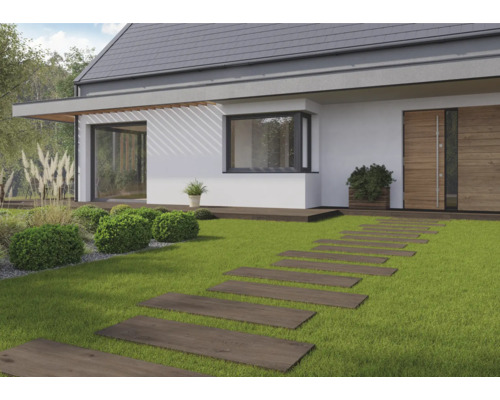 Eengezinswoning met houten terras, gazon en pad van stapstenen