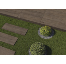Tuinontwerp met gazon, struiken en houten tegels