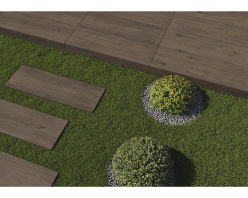 Tuinontwerp met gazon, struiken en houten tegels