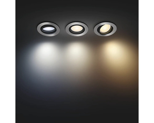 Drie plafondinbouwspots met verschillende lichtkleuren