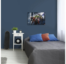 Woonkamer met bed en muurdecoratie van de Avengers