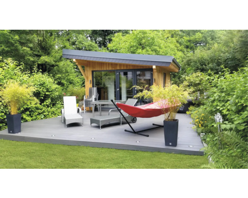 Tuinhuis met terras, tuinmeubelen en hangmat in het groen