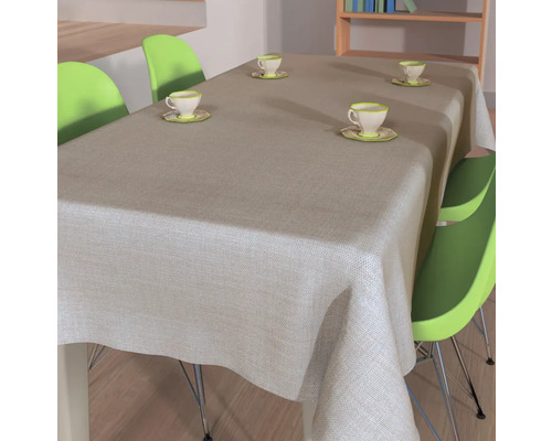 Eettafel met tafelkleed en theekopjes