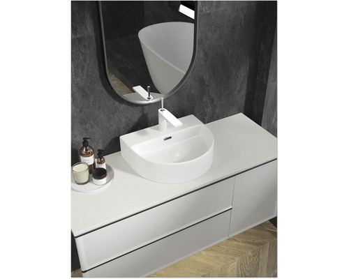 Moderne badkamer met wastafel, spiegel en onderkast