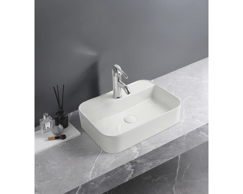 Opzetwastafel met kraan op een wastafelblad