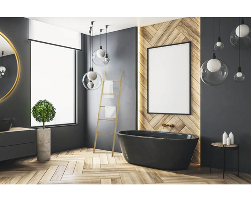 Lichte badkamer met bad, handdoekladder, spiegel, plant en hanglampen.