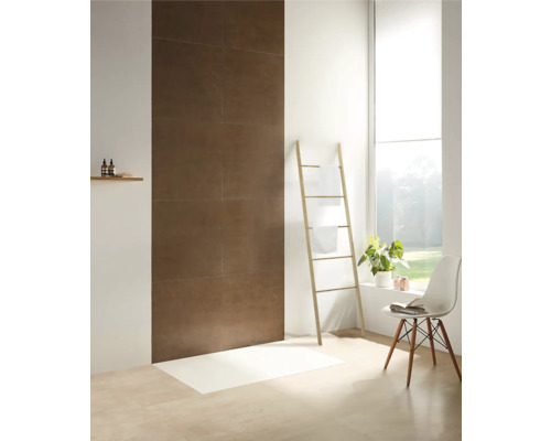 Moderne badkamer met bruine wandtegels en lichte houten decoratie