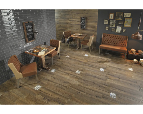 Interieur met houten vloertegels en zithoek