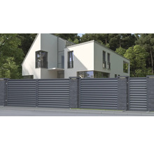Modern huis met schuifpoort en hek