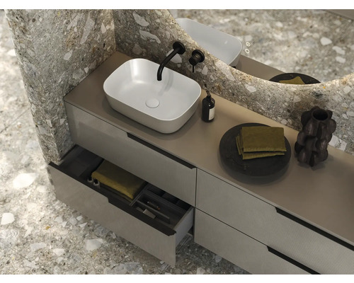 Moderne badkamer met wastafel, opzetwastafel en spiegel