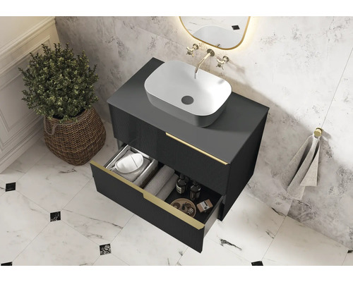 Badkamer met moderne wastafelonderkast, opzetwastafel en open lade voor opslag