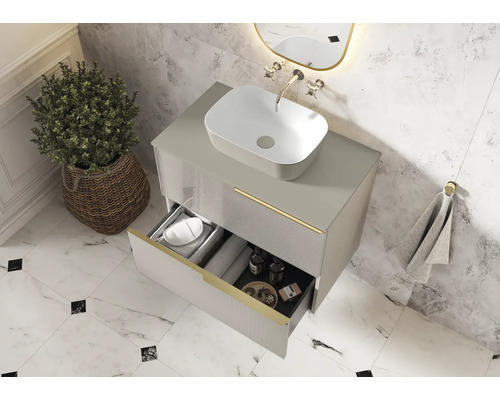 Moderne badkamer met wastafelonderkast, opzetwastafel en open lade voor opslag