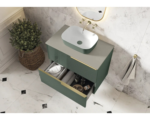 Badkamer met wastafelonderkast, waskom, spiegel en open lade