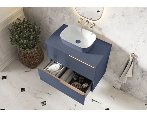 Badkamer met wastafelonderkast, wastafel en open lade