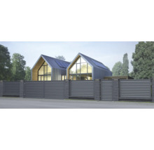 Modern huis met hek en zonnepanelen