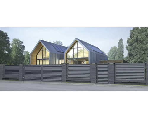 Modern huis met grijs hekwerk en zonnepanelen op het dak