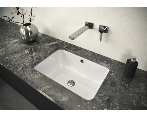 Ingebouwde wastafel in badkamer met kraan en decoratie