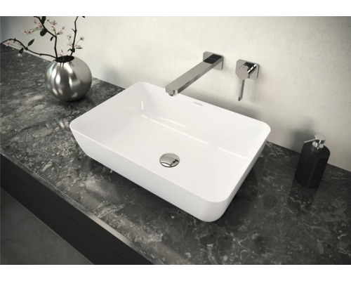 Keramische opzetwastafel op wastafelblad met kraan