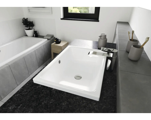 Badkamer met wastafel en kraan