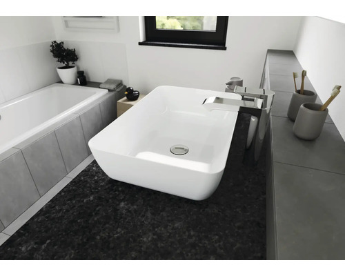 Badkamer met rechthoekige opzetwastafel, kraan en bad