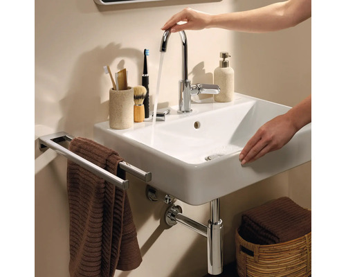 Badkamerwastafel met kraan, handdoekrek, zeepdispenser en diverse badkameraccessoires