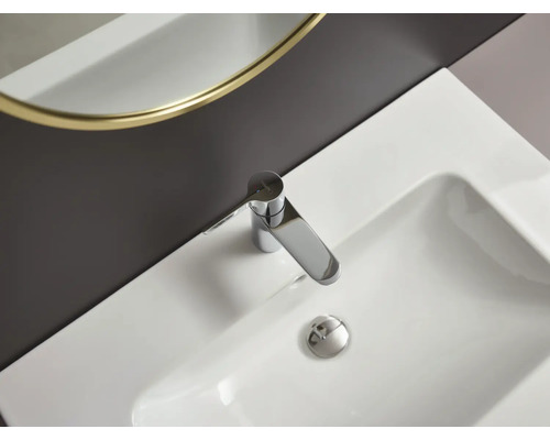 Afbeelding van een witte wastafel met een chromen kraan.