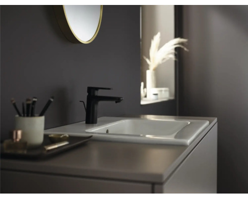 Wastafel met kraan en spiegel in de badkamer