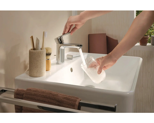 Wastafel met kraan en accessoires in badkamer