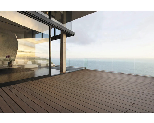 Terras met houten vloer en uitzicht op zee