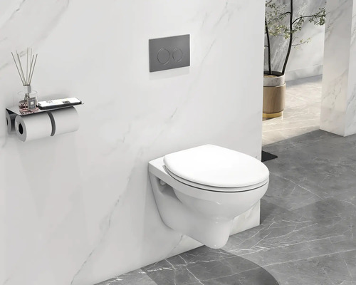 Moderne badkamer met hangtoilet, bedieningspaneel en toiletpapierhouder met opbergplank