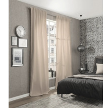 Moderne slaapkamer met bed en beige gordijnen voor het raam