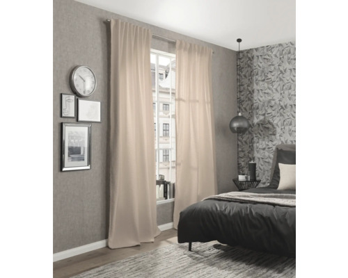 Moderne slaapkamer met bed en beige gordijnen voor het raam