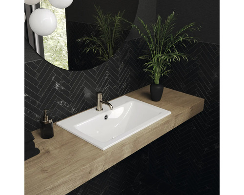 Moderne badkamer met wastafel, kraan, spiegel en decoratie