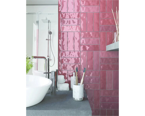 Badkamer met wastafel, douche en wandtegels in baksteenlook