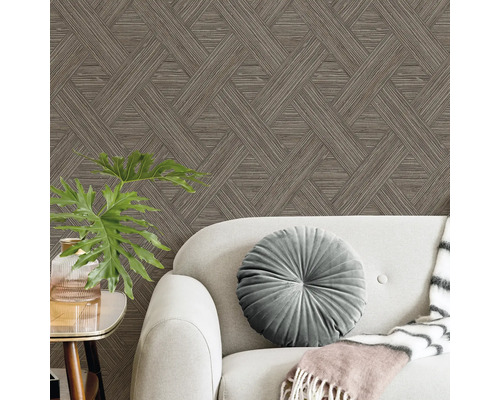 Woonkamer met bruin, gestructureerd behang en bank