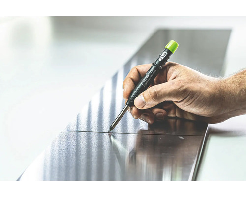 Hand die met een Pica Dry Longlife Automatic Pencil een lijn op een oppervlak tekent.