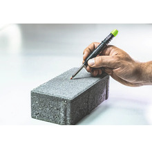 Hand markeert steen met diepgatmarker