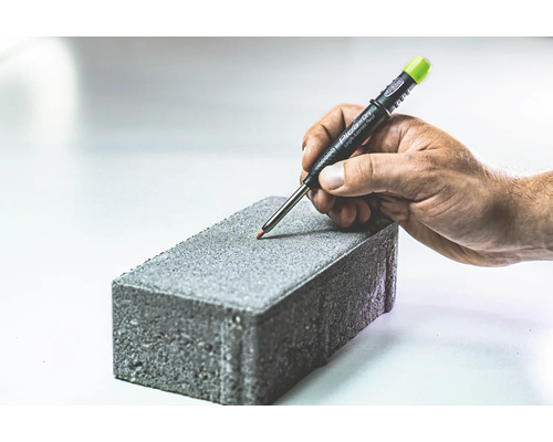 Hand markeert steen met diepgatmarker