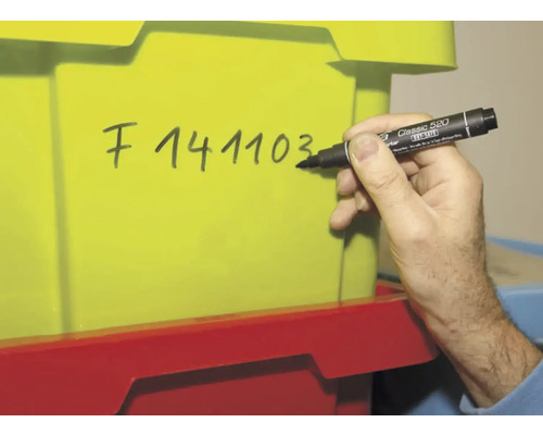 Schrijven op een opbergcontainer met een marker