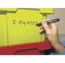 Een persoon beschrijft een opslagbox met een stift