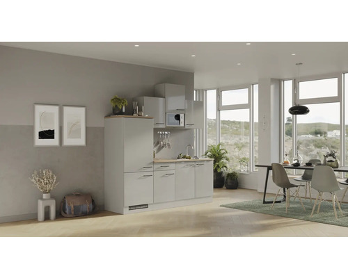 Lichte open keuken met keukenblok, eettafel en stoelen in een moderne woonkamer