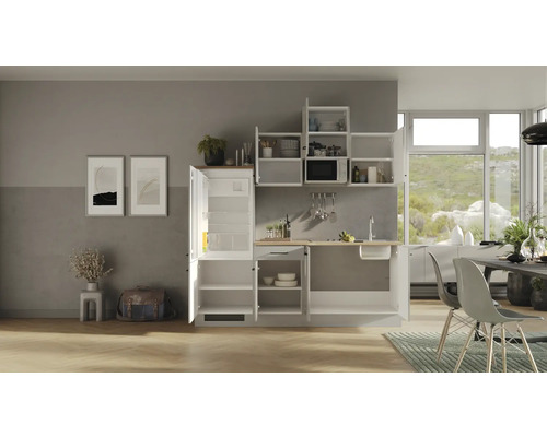 Moderne inbouwkeuken met open kasten, magnetron en koelkast in een lichte ruimte.