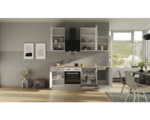 Lichte keuken met inbouwapparatuur en open kasten in een modern ingerichte ruimte