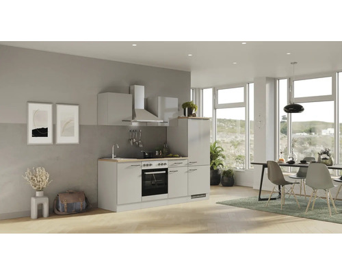 Lichte keuken met boven- en onderkasten, afzuigkap en elektrische apparaten in een moderne woonruimte.