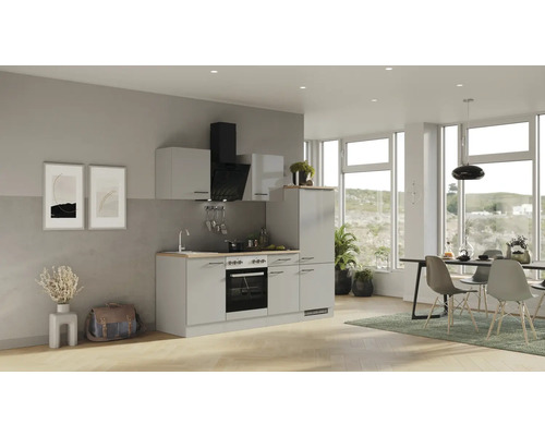 Lichte woonkamer met kitchenette, eettafel en stoelen