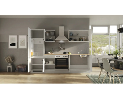 Lichte keuken met inbouwapparatuur, hangkasten en eetgedeelte