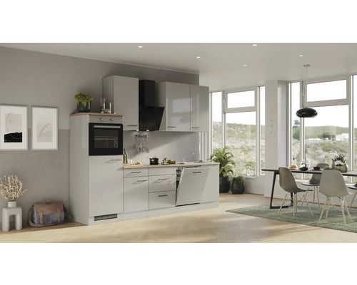 Lichte keuken met inbouwapparatuur, spoelbak en eettafel in moderne stijl