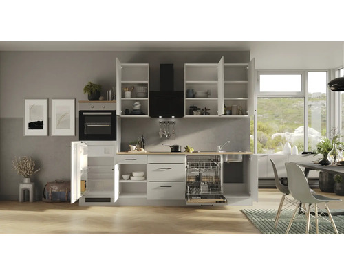 Lichte keuken met inbouwkasten, vaatwasser, koelkast en afzuigkap.